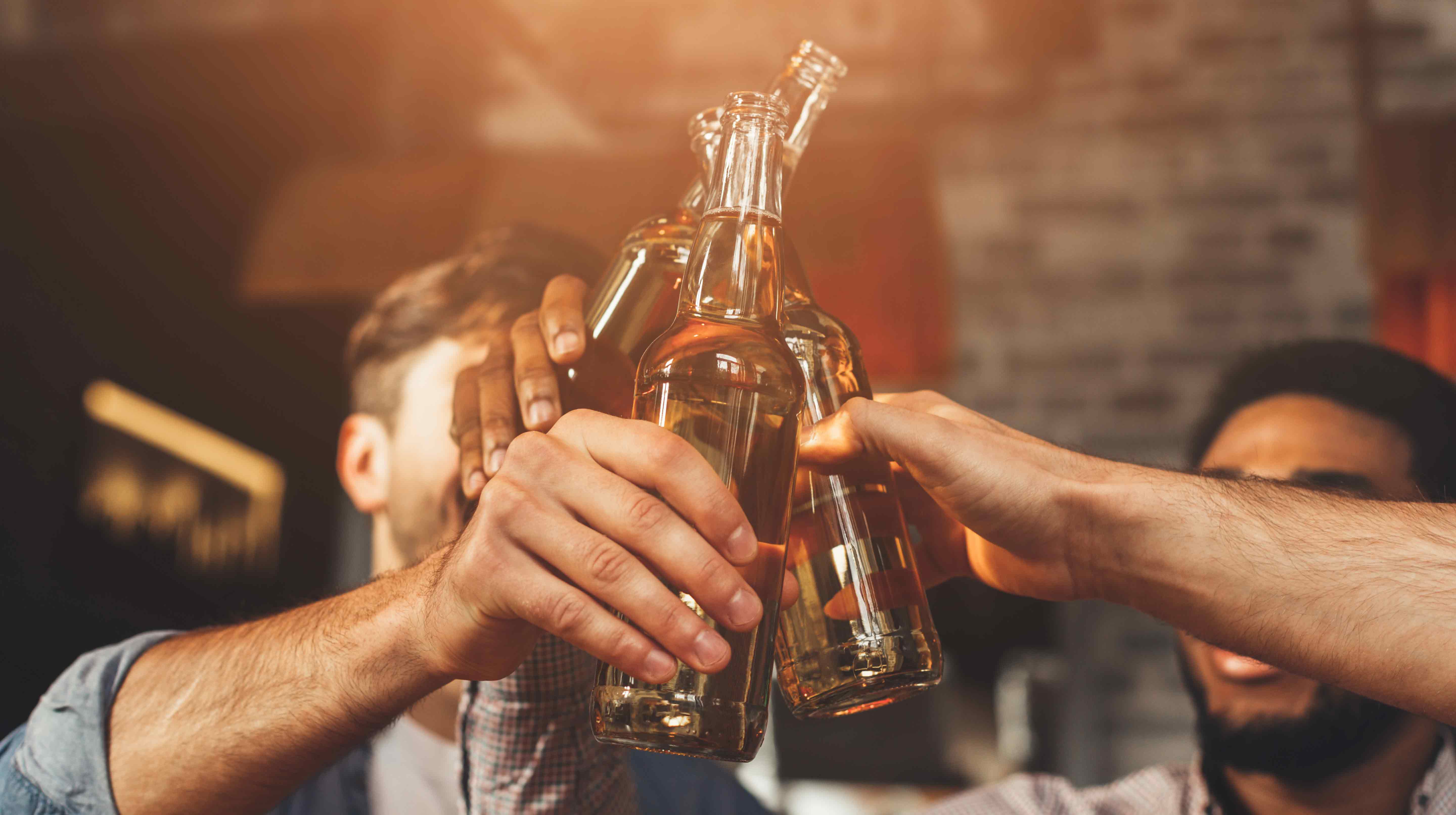 なぜ男性がホストクラブに通うのか!?その心理と男性客の接客方法に迫る!!