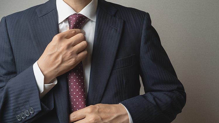 ホストクラブの黒服とは?ボーイとの違い・仕事内容・給料・向いている人まで徹底解説!!