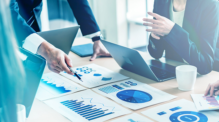 ホストクラブの黒服とは?ボーイとの違い・仕事内容・給料・向いている人まで徹底解説!!