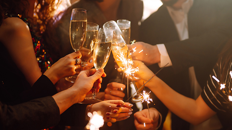 ホストクラブの黒服とは?ボーイとの違い・仕事内容・給料・向いている人まで徹底解説!!